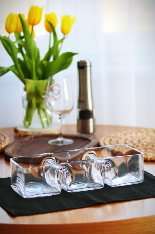 Przejdź do produktu Duża szklana salaterka trójdzielna na orzeszki i przekąski 30x11x7cm