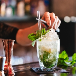 Zestaw 6 szklanek z podwójną ścianką 350ml ze słomkami Vialli Design VITA