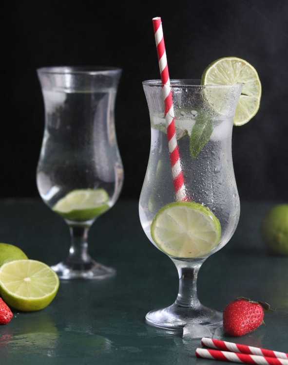 Szklanki na nóżce, pokale koktajlowe 420 ml