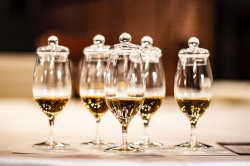 Degustacyjny kieliszek z pokrywką do whisky AmberGlass 130ml