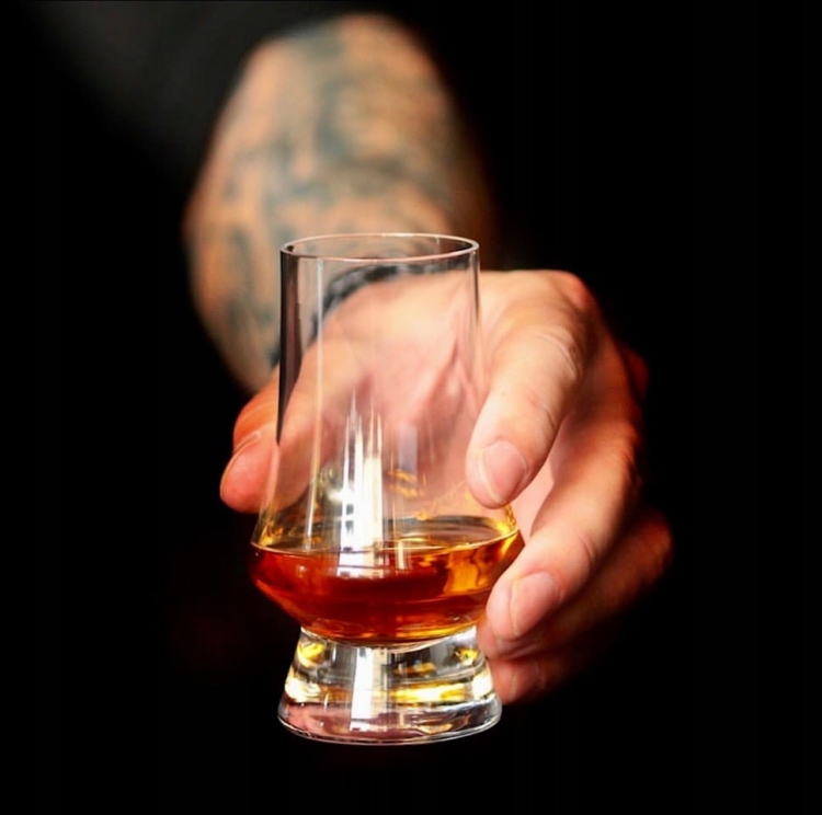 Degustacyjny kieliszek z pokrywką do whisky 150ml