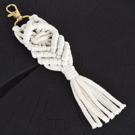 Przejdź do produktu Brelok smycz do kluczy Handmade na prezent dla gości weselnych Ecru / Kremowy 19cm (1)