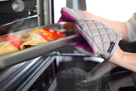 Przejdź do produktu Rękawica kuchenna ochronna łapka silikonowa Vialli Design LIVIO Fuksja