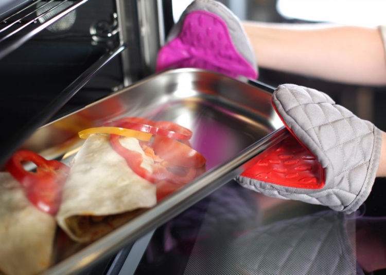 Rękawica kuchenna ochronna łapka silikonowa Vialli Design LIVIO Czerwona