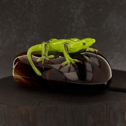 Szklana rzeźba Jaszczurka na kamieniu - Kolorowa | HUTA SABINA