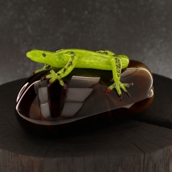 Szklana rzeźba Jaszczurka na kamieniu - Kolorowa | HUTA SABINA