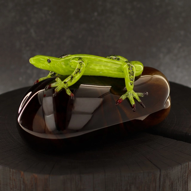 Szklana rzeźba Jaszczurka na kamieniu - Kolorowa | HUTA SABINA