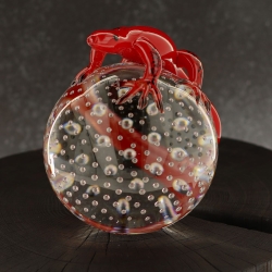 Szklana rzeźba Jaszczurka na kuli - Kolor + Pladry | HUTA SABINA