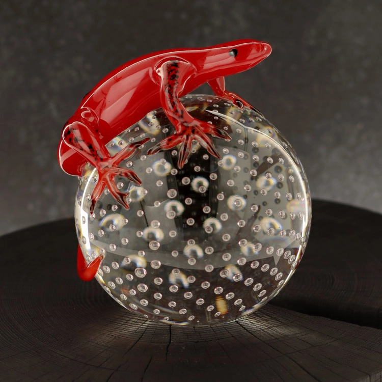 Szklana rzeźba Jaszczurka na kuli - Kolor + Pladry | HUTA SABINA