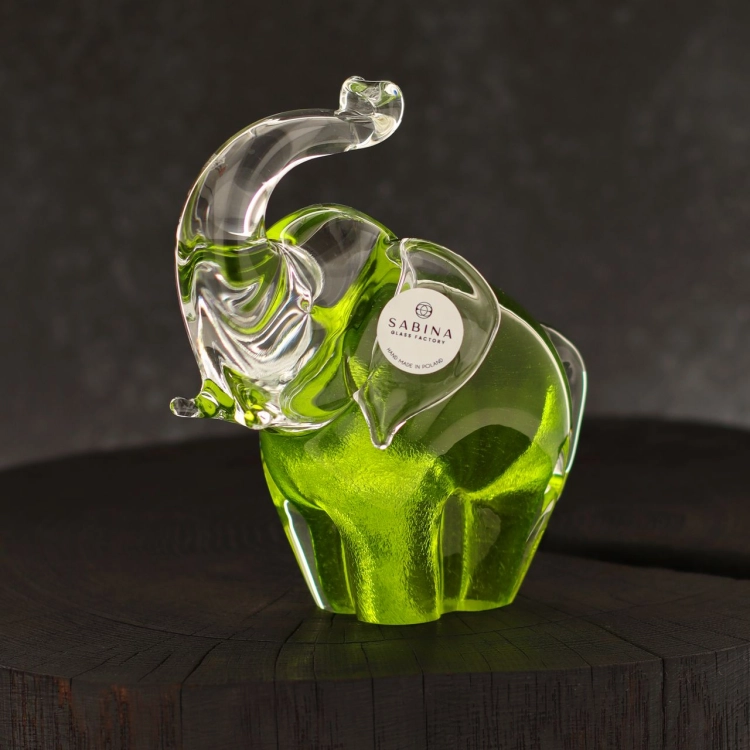 Szklana rzeźba Słoń z uniesioną trąbą ~13cm - Kolor oliwkowy | HUTA SABINA