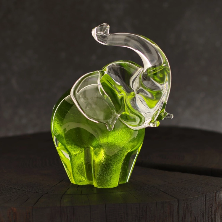 Szklana rzeźba Słoń z uniesioną trąbą ~13cm - Kolor oliwkowy | HUTA SABINA