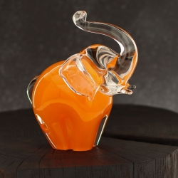 Szklana rzeźba Słoń z uniesioną trąbą ~13cm - Kolor Pomarańczowy | HUTA SABINA