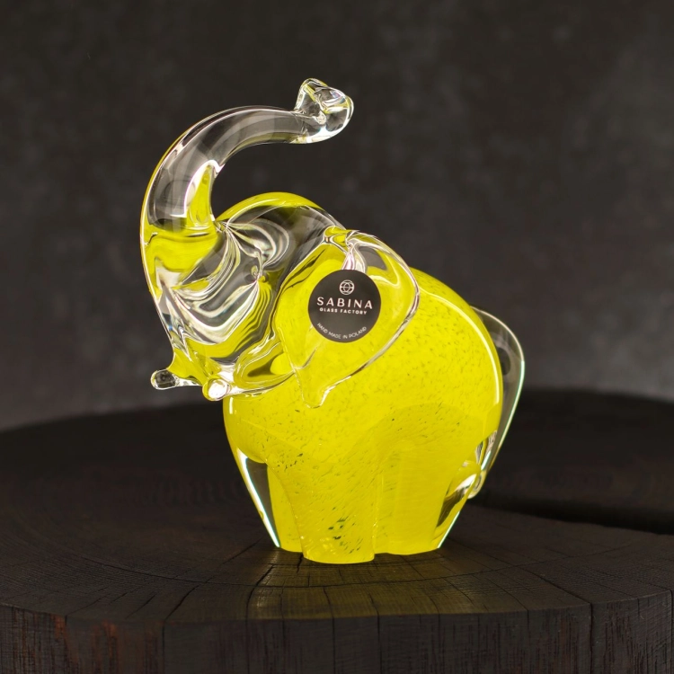 Szklana rzeźba Słoń z uniesioną trąbą ~13cm - Kolor Żółty | HUTA SABINA