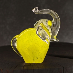Szklana rzeźba Słoń z uniesioną trąbą ~13cm - Kolor Żółty | HUTA SABINA