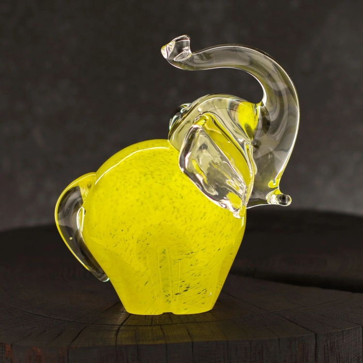 Szklana rzeźba Słoń z uniesioną trąbą ~13cm - Kolor Żółty | HUTA SABINA