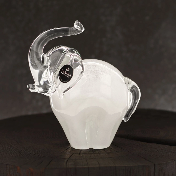 Szklana rzeźba Słoń z uniesioną trąbą ~14cm - Kolor Biały | HUTA SABINA