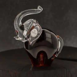 Szklana rzeźba Słoń z uniesioną trąbą ~14cm - Kolor Brązowy | HUTA SABINA