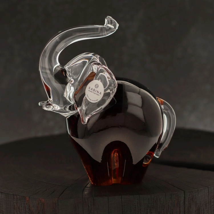 Szklana rzeźba Słoń z uniesioną trąbą ~14cm - Kolor Brązowy | HUTA SABINA