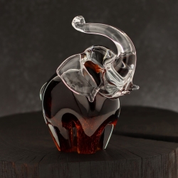 Szklana rzeźba Słoń z uniesioną trąbą ~14cm - Kolor Brązowy | HUTA SABINA