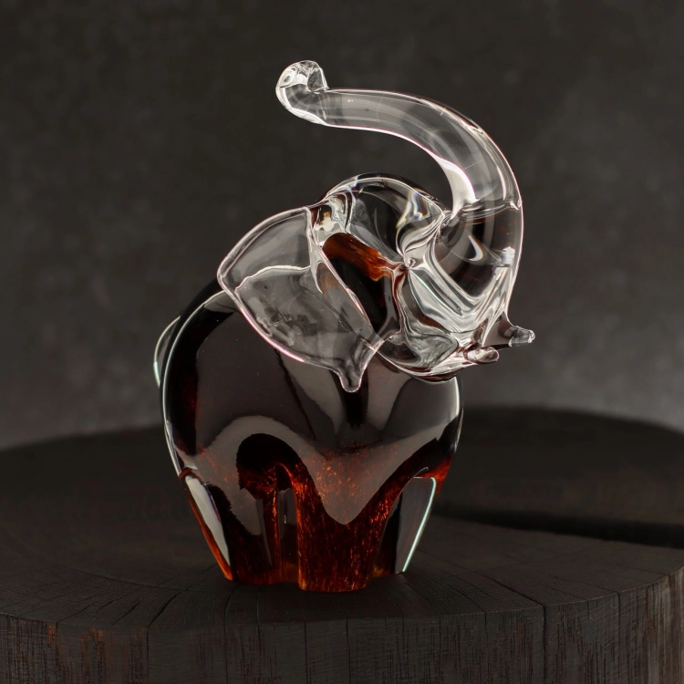 Szklana rzeźba Słoń z uniesioną trąbą ~14cm - Kolor Brązowy | HUTA SABINA