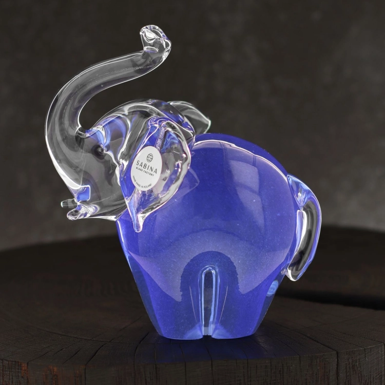 Szklana rzeźba Słoń z uniesioną trąbą ~14cm - Kolor Niebieski | HUTA SABINA