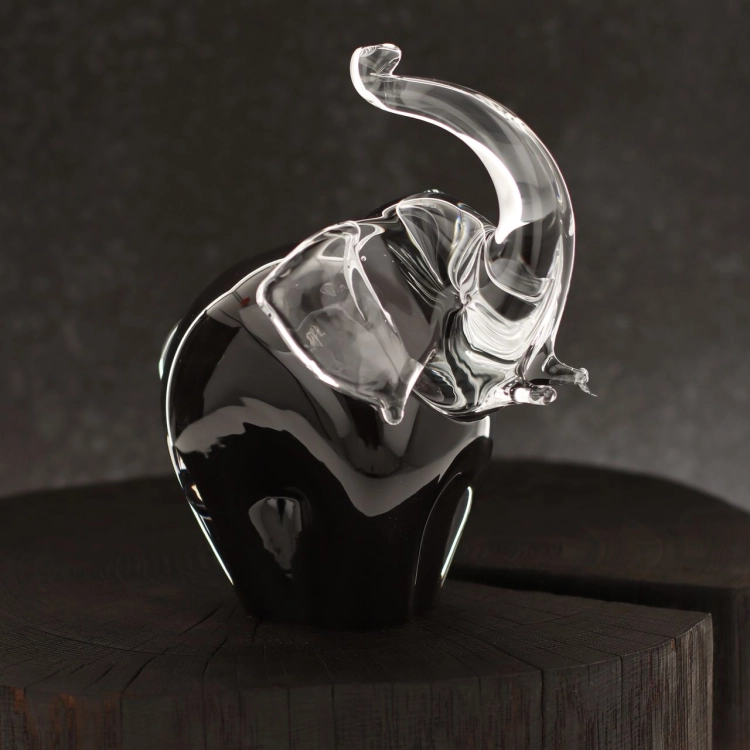 Szklana rzeźba Słoń z uniesioną trąbą ~15cm - Kolor Czarny | HUTA SABINA