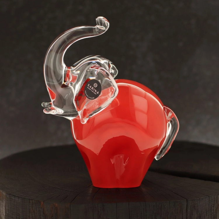 Szklana rzeźba Słoń z uniesioną trąbą ~15cm - Kolor Czerwony | HUTA SABINA
