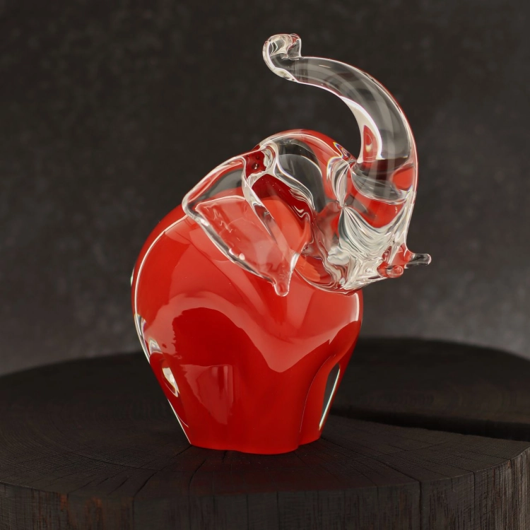 Szklana rzeźba Słoń z uniesioną trąbą ~15cm - Kolor Czerwony | HUTA SABINA