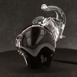 Szklana rzeźba Słoń z uniesioną trąbą ~15cm - Kolor Czarny + Soda | HUTA SABINA