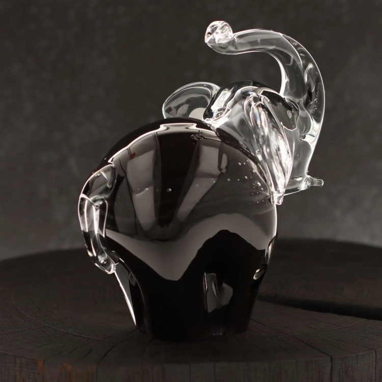 Szklana rzeźba Słoń z uniesioną trąbą ~15cm - Kolor Czarny + Soda | HUTA SABINA