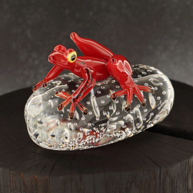 Szklana rzeźba Żaba na kuli - Kolor + Pladry | HUTA SABINA