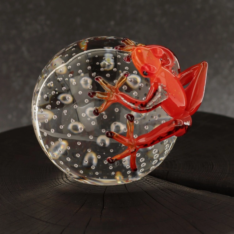 Szklana rzeźba Żaba na kamieniu - Kolor + Pladry | HUTA SABINA