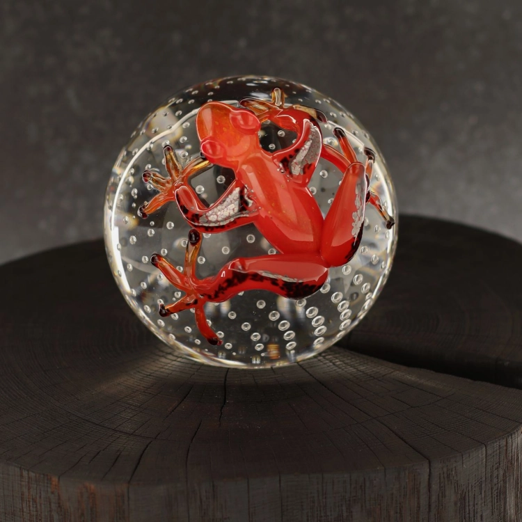 Szklana rzeźba Żaba na kamieniu - Kolor + Pladry | HUTA SABINA