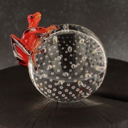 Szklana rzeźba Żaba na kamieniu - Kolor + Pladry | HUTA SABINA