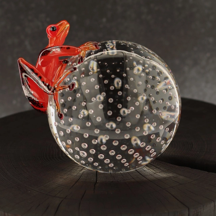 Szklana rzeźba Żaba na kamieniu - Kolor + Pladry | HUTA SABINA