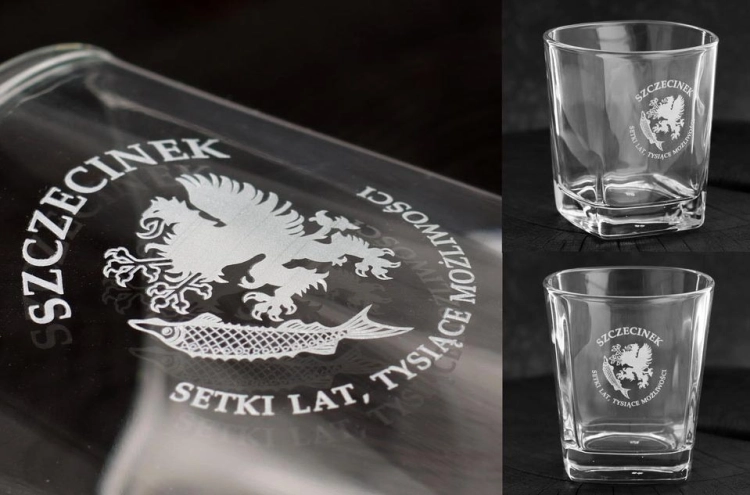 Przykłady realizacji - PAKIET 6 sztuk: szklanki reklamowe / firmowe z TWOIM logo firmy / grawerowane - Trend Glass kwadratowe 300ml
