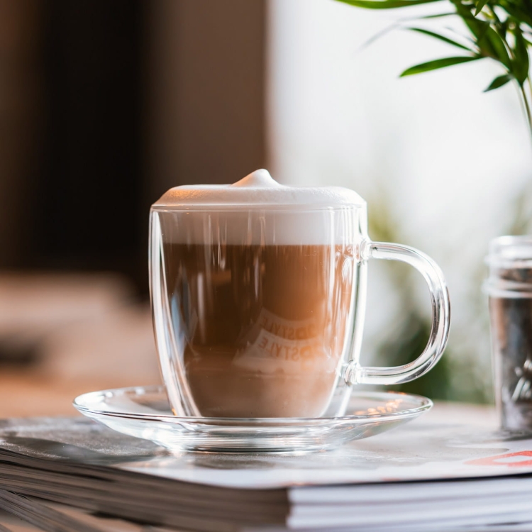 Filiżanki termiczne z podstawką do kawy herbaty 250 ml Vialli Design AMO