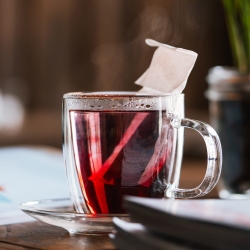 Filiżanki termiczne z podstawką do kawy herbaty 250 ml Vialli Design AMO